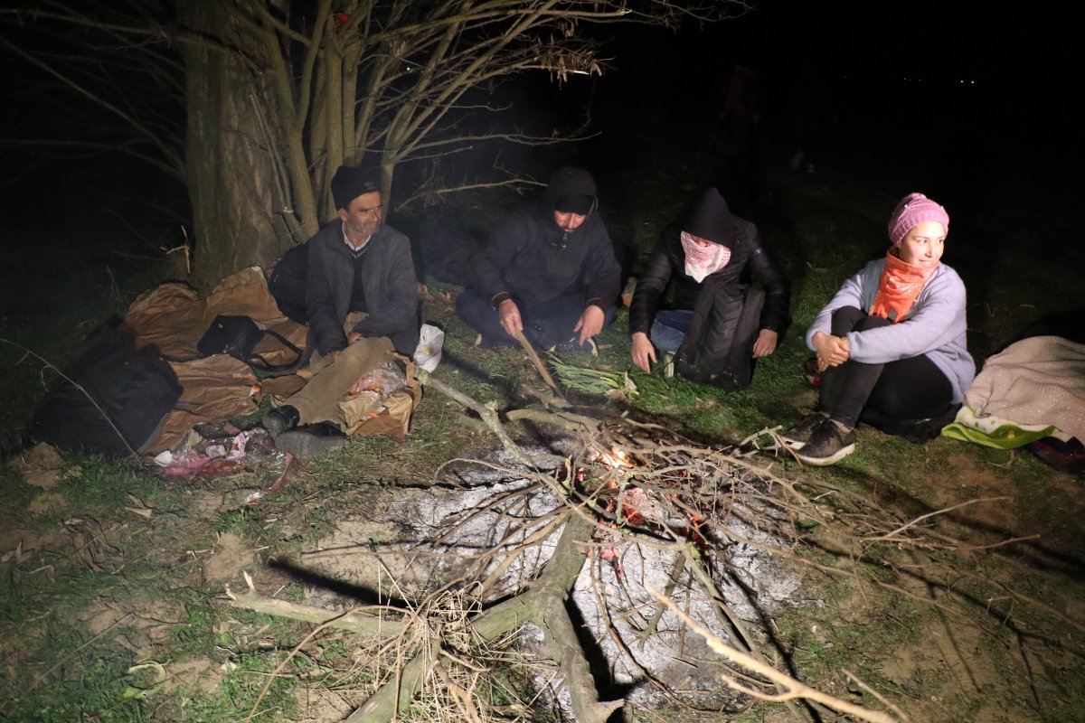 i Göçmenlerin sınırdaki bekleyişi sürüyor