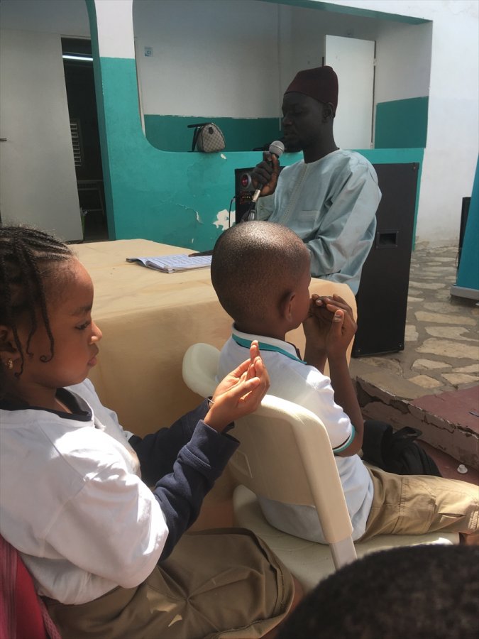 Senegalli çocuklar Türk askerleri için dua etti