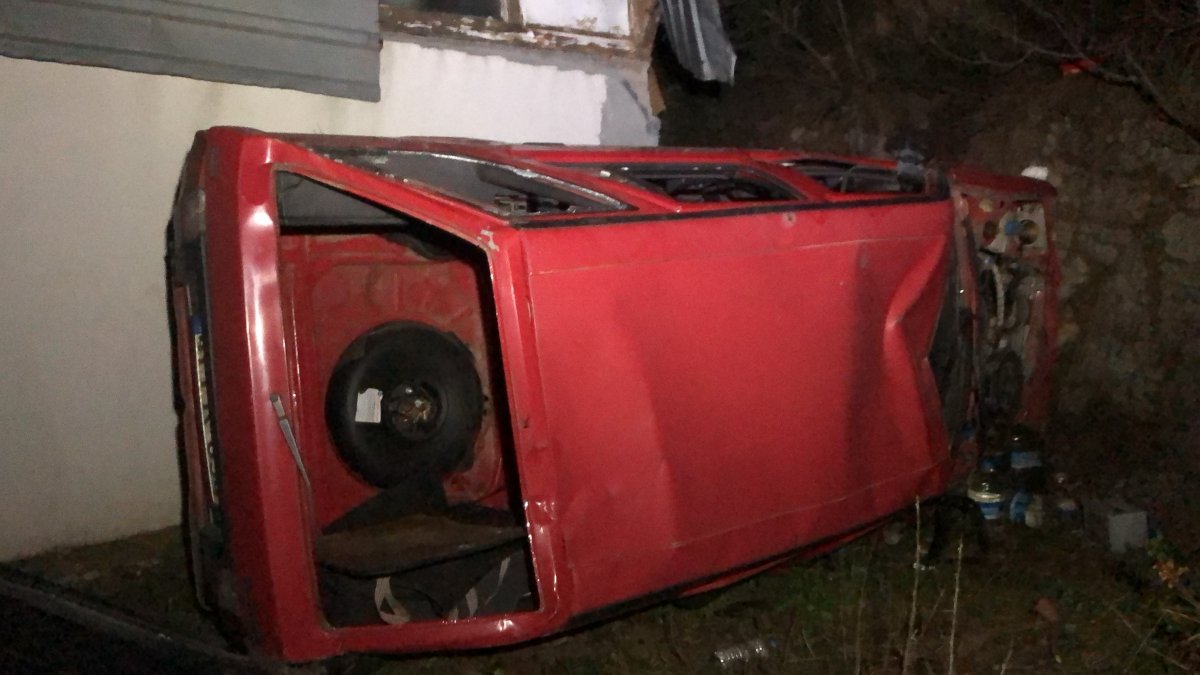 i Kocaeli'de bir araç 50 metre yükseklikten şarampole düştü