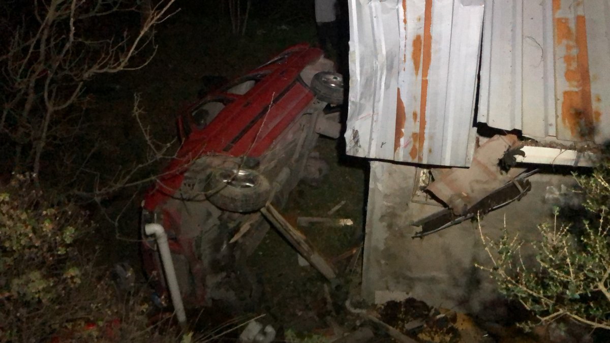 i Kocaeli'de bir araç 50 metre yükseklikten şarampole düştü