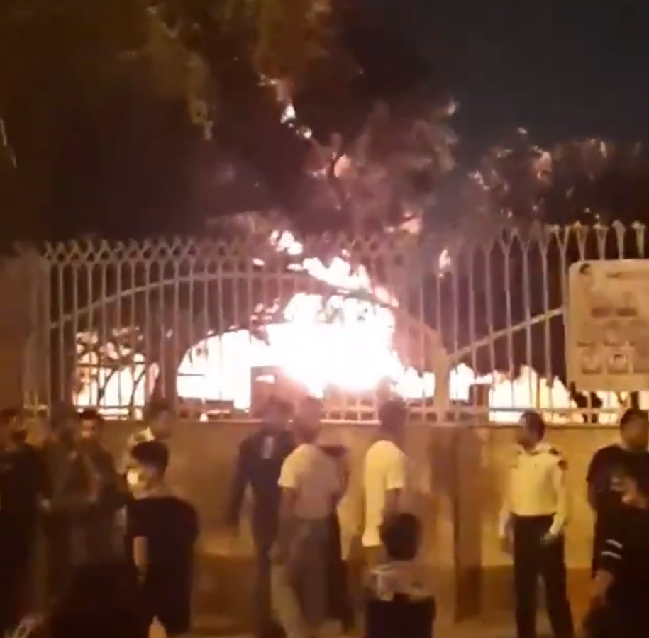 İran'da koronavirüs tedavisi görenleri yakmaya çalıştılar