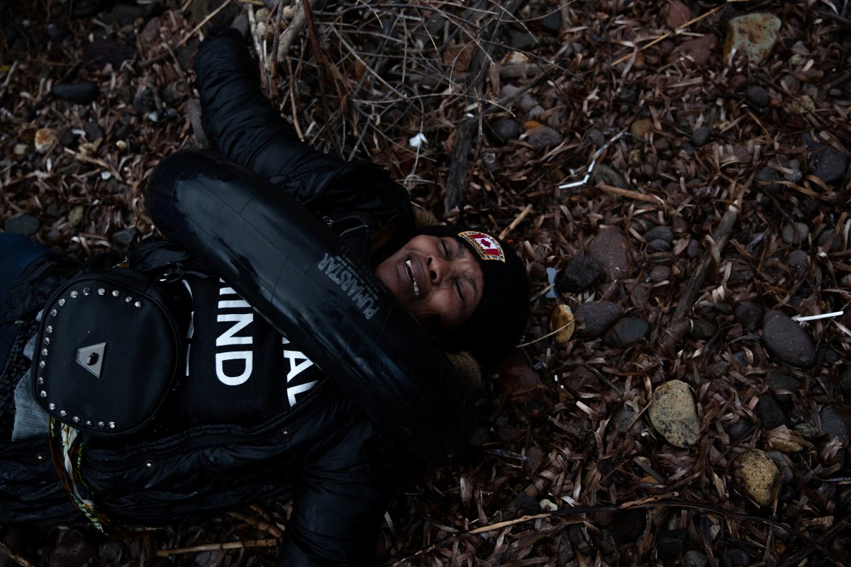 Midilli Adası'na ulaşan mültecilerin mutluluğu