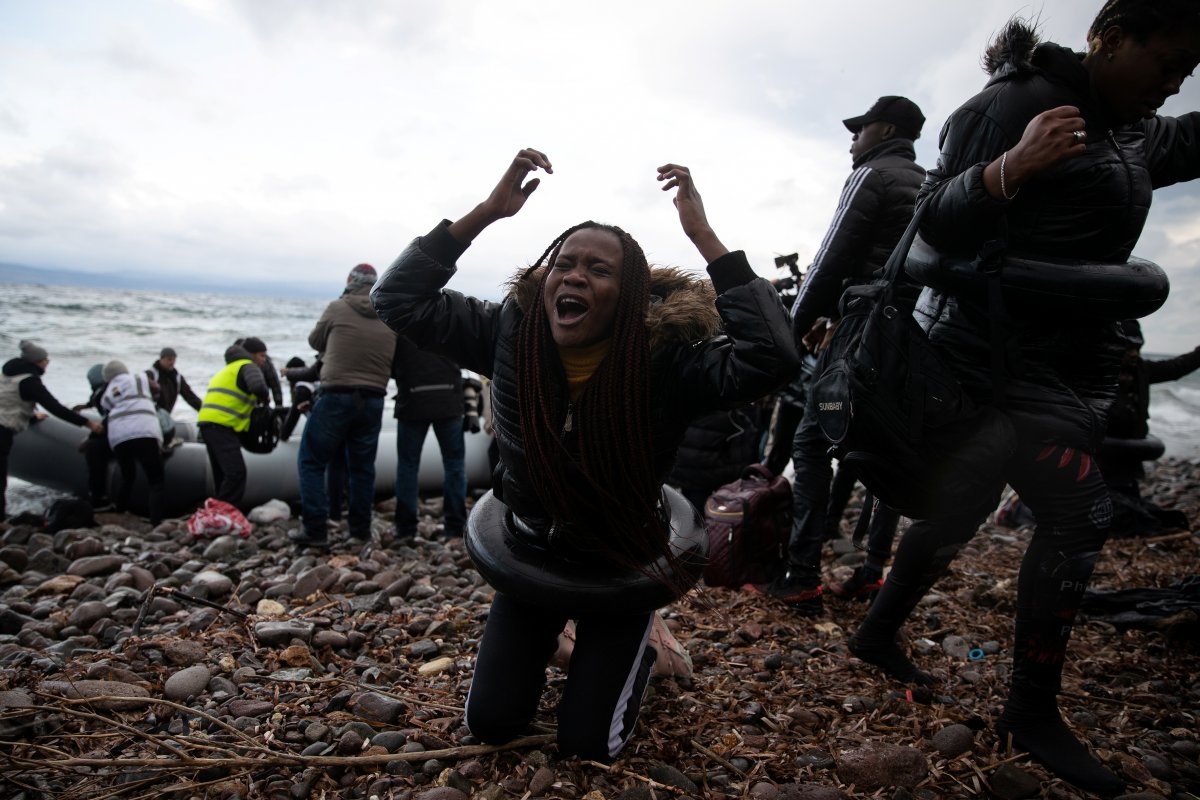 Midilli Adası'na ulaşan mültecilerin mutluluğu