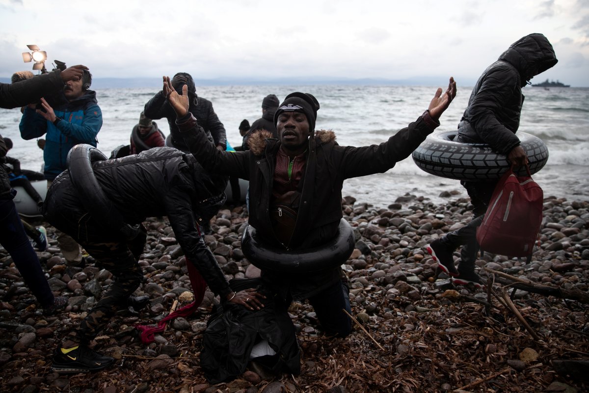 Midilli Adası'na ulaşan mültecilerin mutluluğu