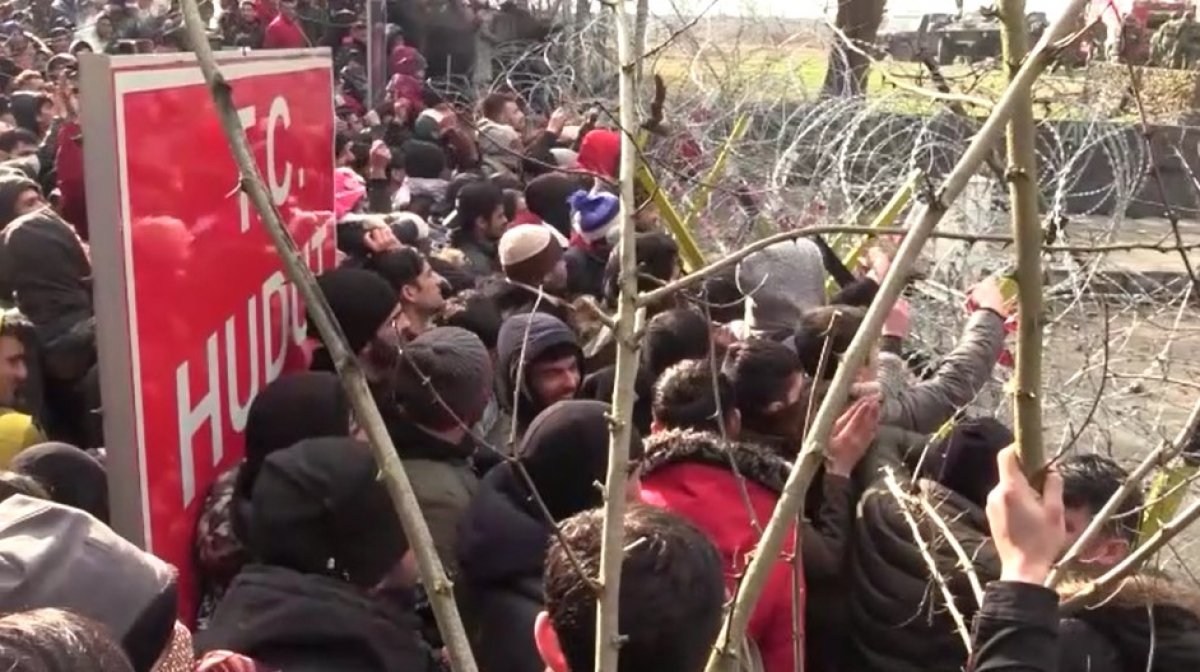 a Yunan askeri sınırdaki tel engelleri güçlendiriyor