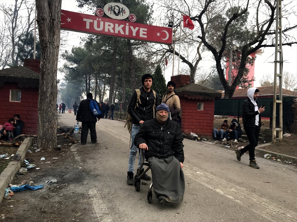 Edirne Valiliği, engelli göçmene tekerlekli sandalye verdi