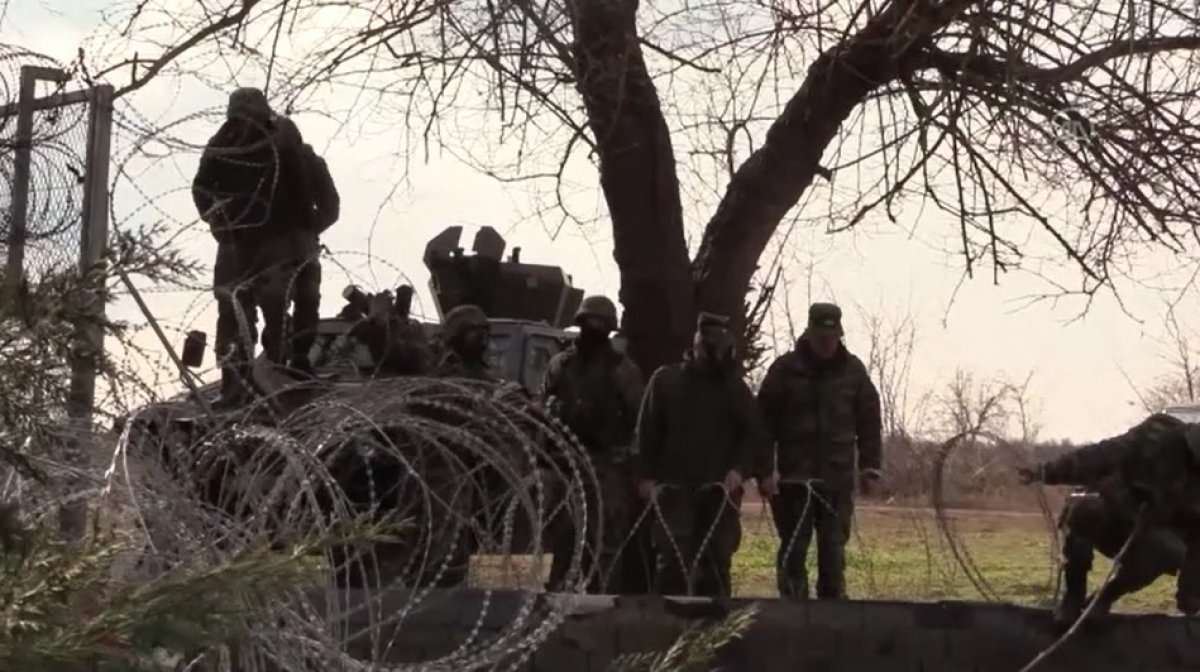 a Yunan askeri sınırdaki tel engelleri güçlendiriyor