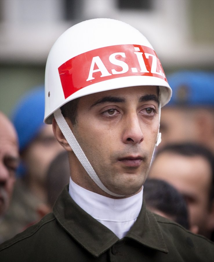 a Islanmasın diye Mehmetçik'e şemsiye tuttular