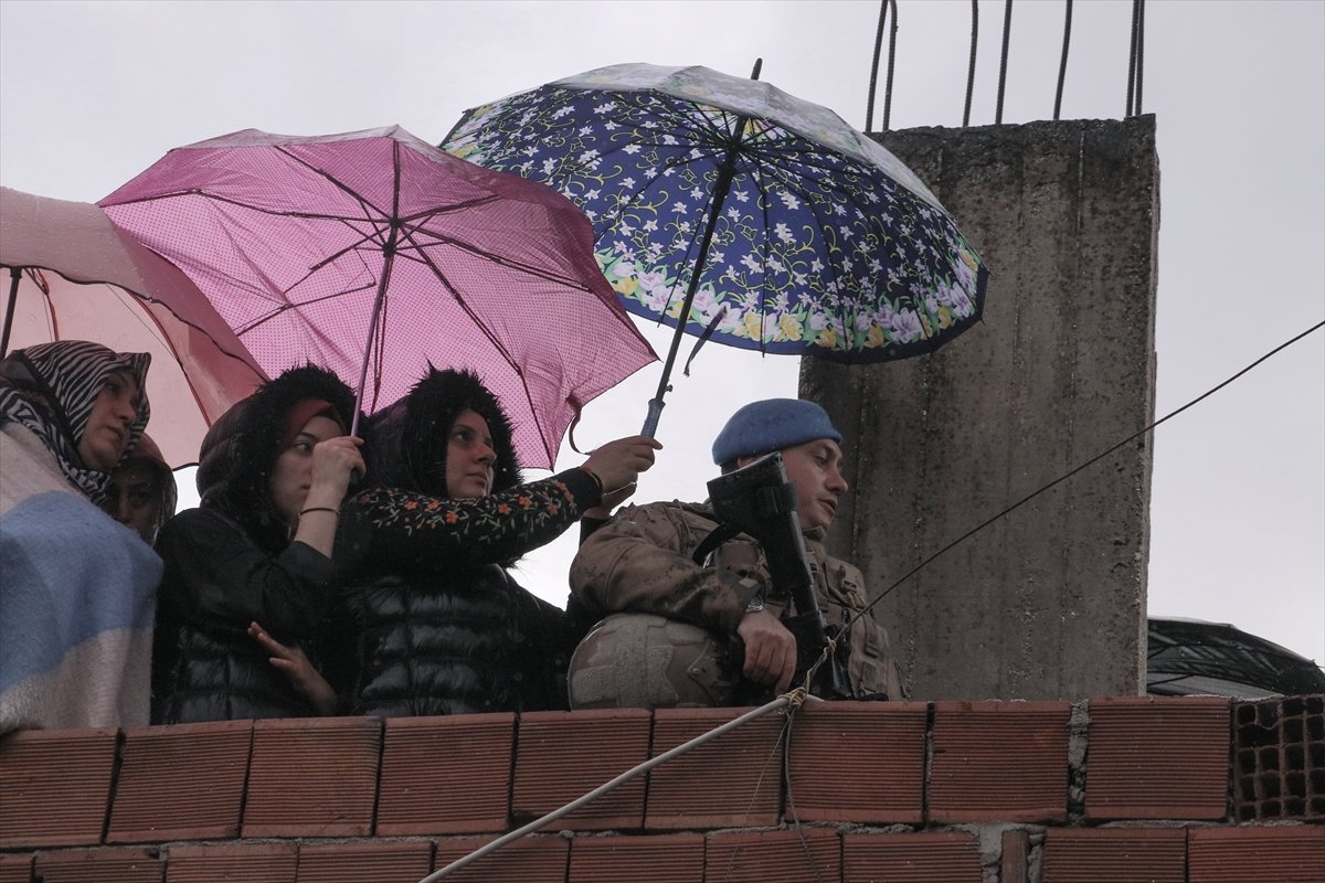 a Islanmasın diye Mehmetçik'e şemsiye tuttular