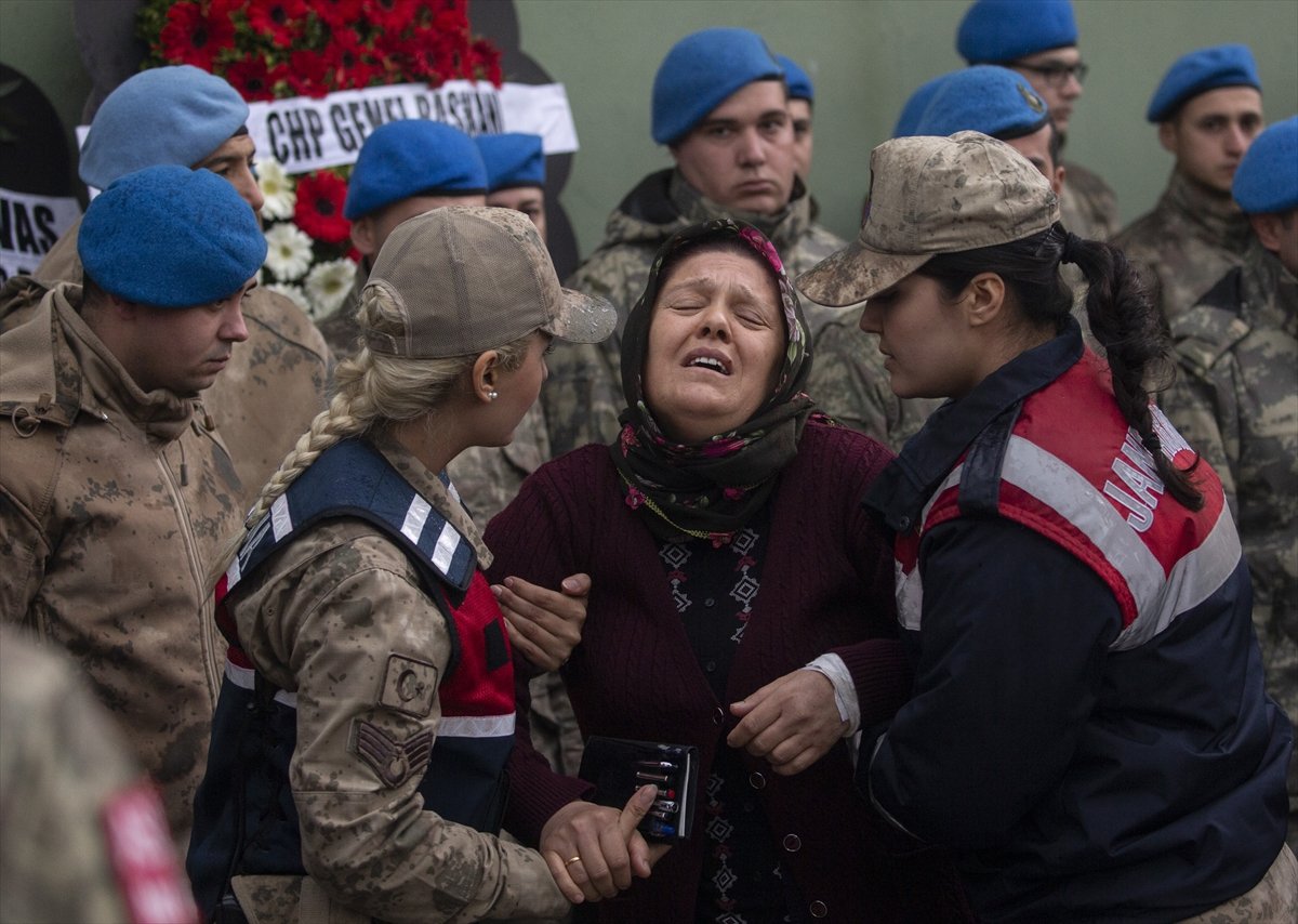 a Islanmasın diye Mehmetçik'e şemsiye tuttular