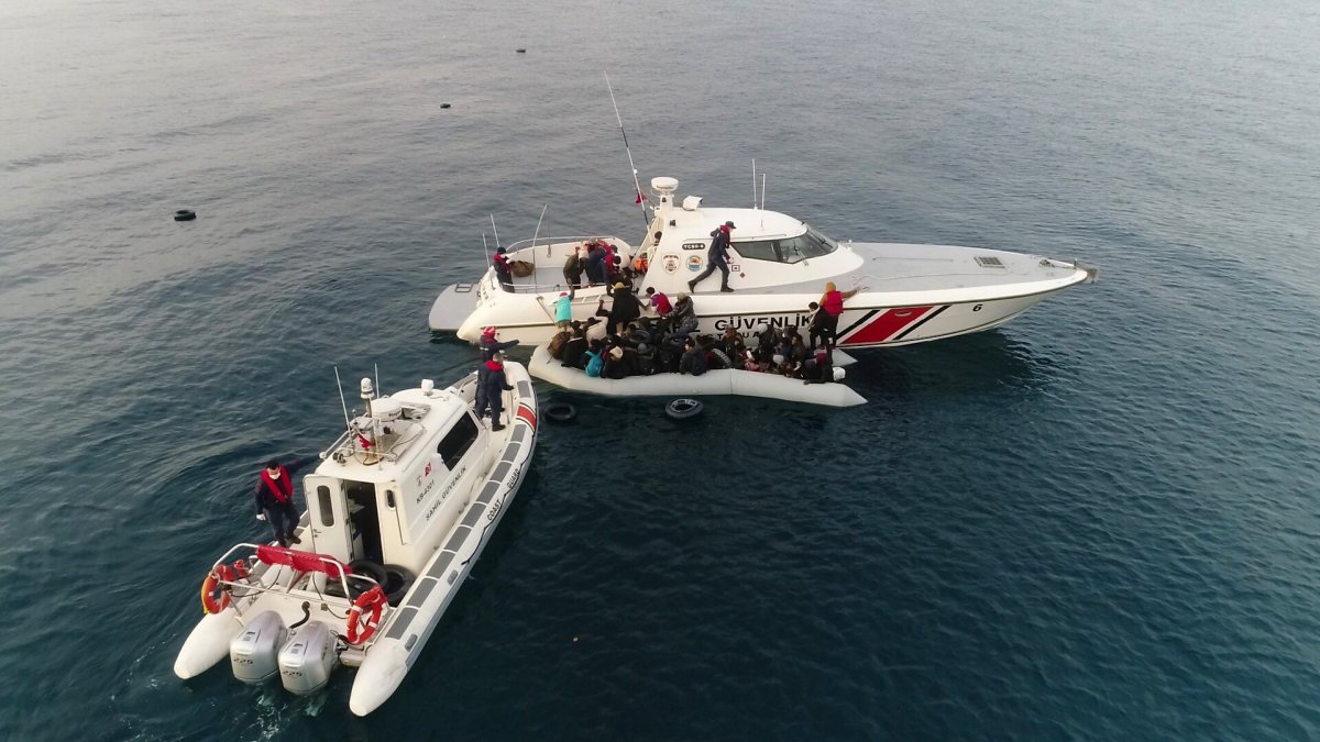 Ayvacık'ta mülteciler boğulmaktan kurtarıldı