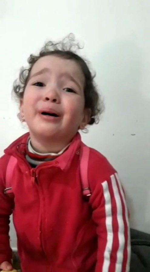 Bomba sesinden korkan çocuk, yürek sızlattı