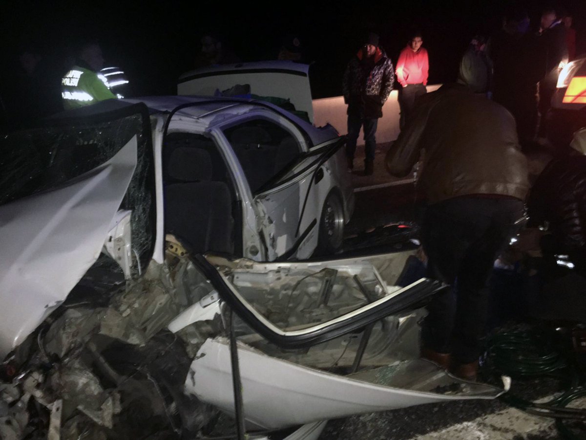 i Muğla'da otomobil ile kamyon çarpıştı