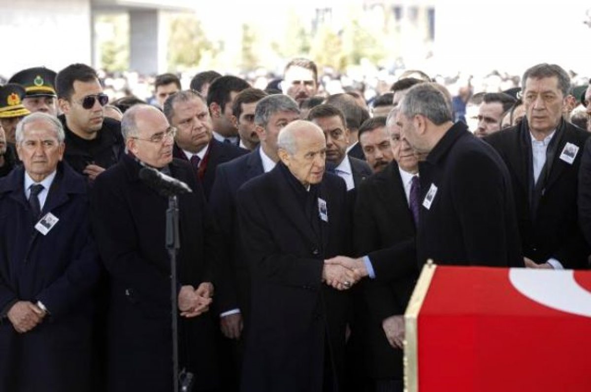 Bahçeli, Kılıçdaroğlu'nun elini sıkmadı