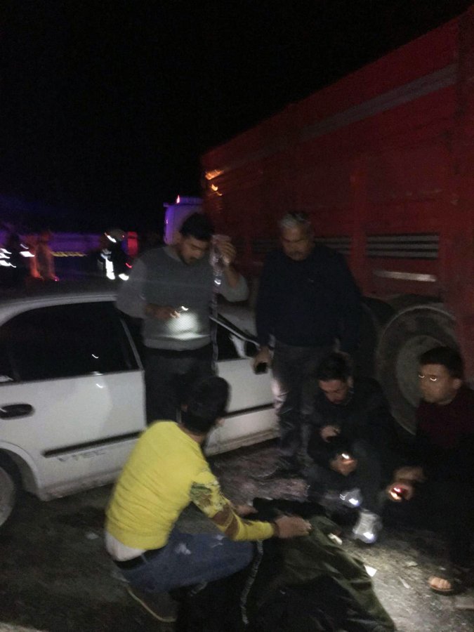 i Muğla'da otomobil ile kamyon çarpıştı