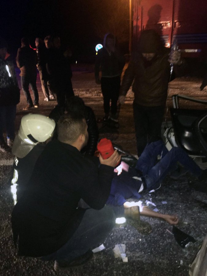 i Muğla'da otomobil ile kamyon çarpıştı