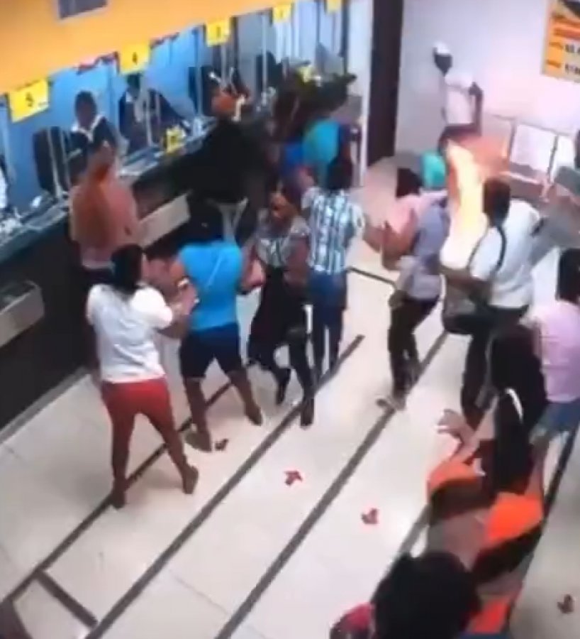 Cebindeki telefon bomba gibi patladı