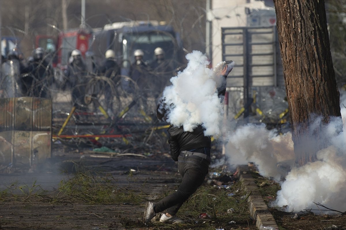 Yunan güçleri ile mülteciler arasında çatışma