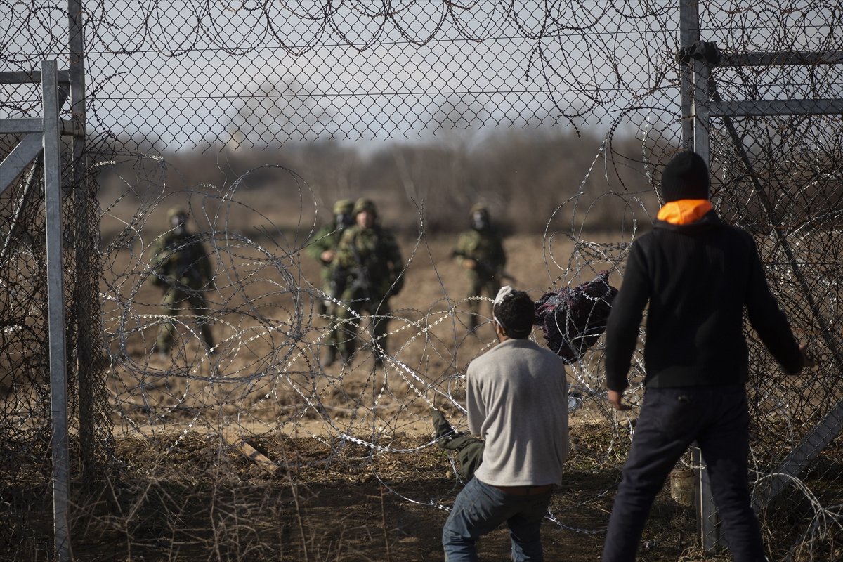 Yunan güçleri ile mülteciler arasında çatışma