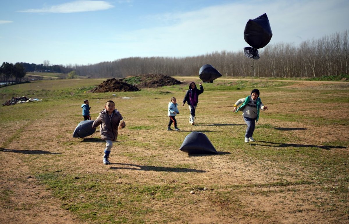 Meriç Nehri'ni geçmeyi bekleyen çocuklar