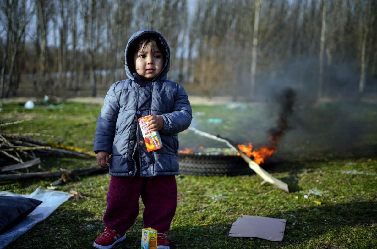 Meriç Nehri'ni geçmeyi bekleyen çocuklar
