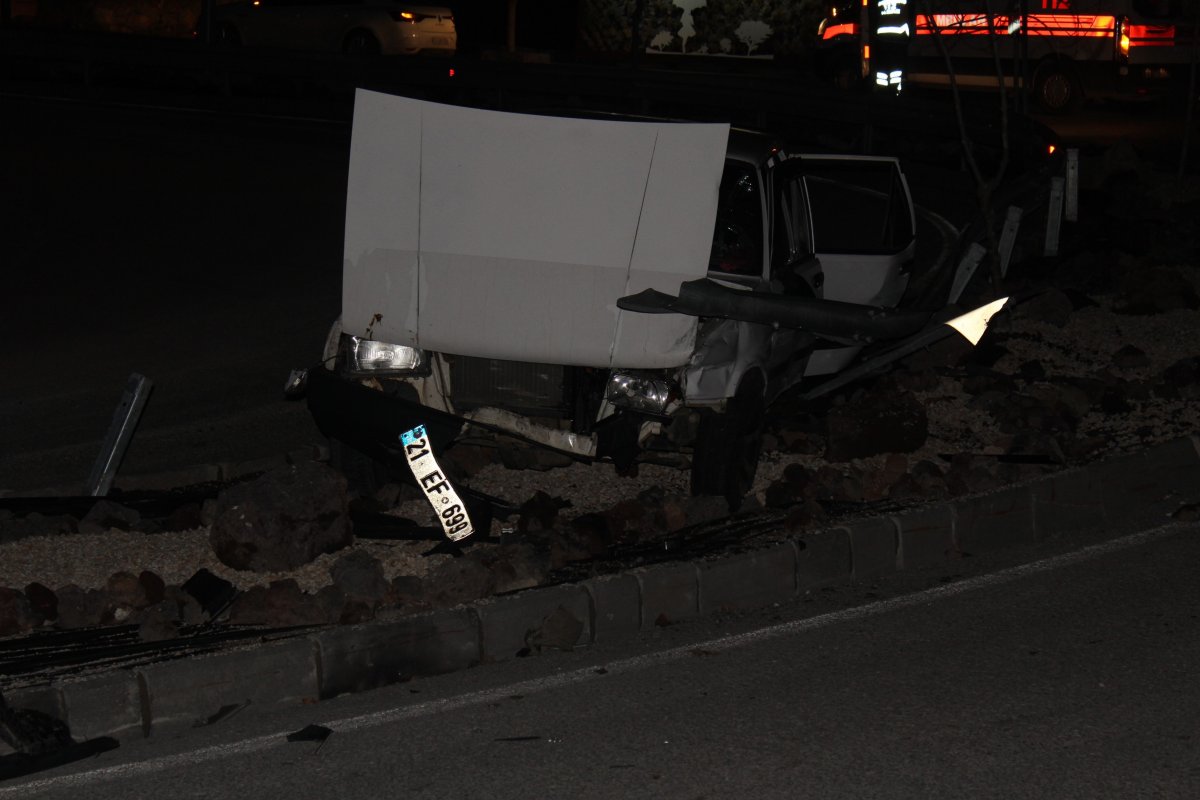 i Elazığ'da bariyerlere çarpan araçtaki 3 kişi yaralandı