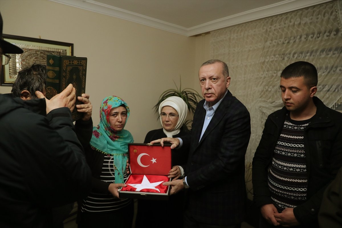 Erdoğan, İdlib şehidinin evini ziyaret etti