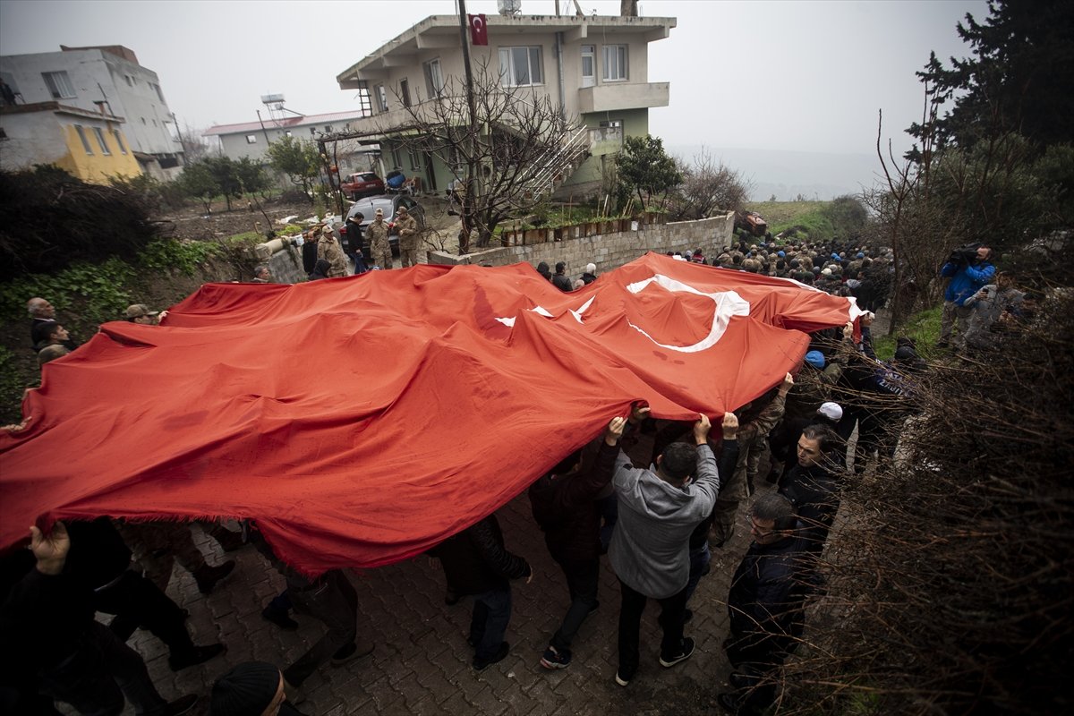a Cenazede askere şemsiye tutan kadın konuştu