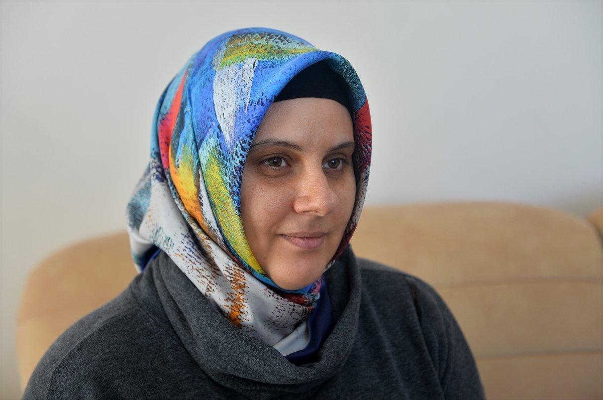 a Cenazede askere şemsiye tutan kadın konuştu