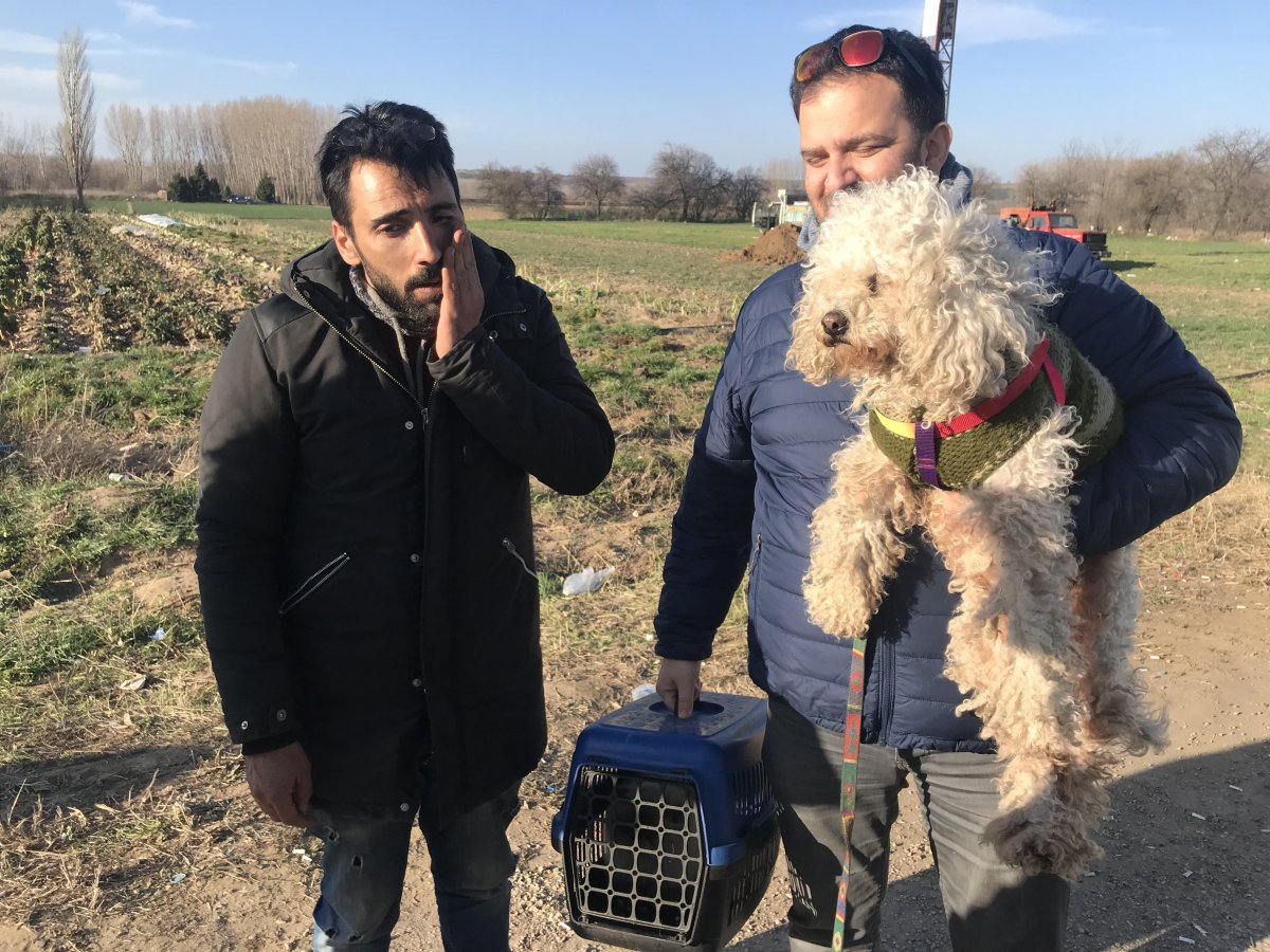 i Kedi ve köpeğiyle vedalaşıp sınırı geçti