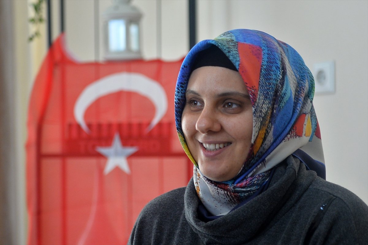 a Cenazede askere şemsiye tutan kadın konuştu