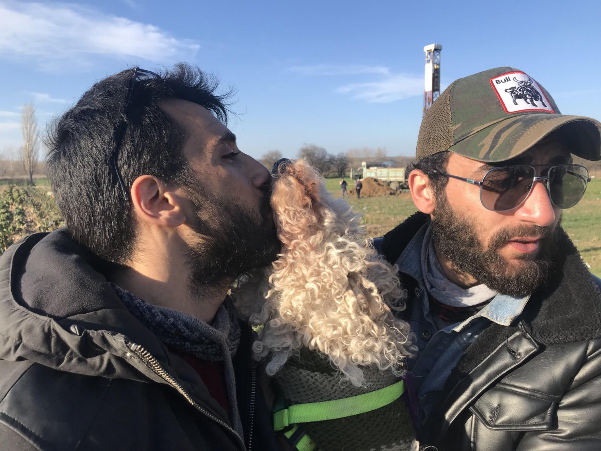 i Kedi ve köpeğiyle vedalaşıp sınırı geçti