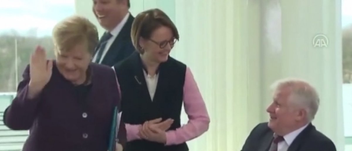 Koronavirüs yüzünden Merkel'in eli havada kaldı