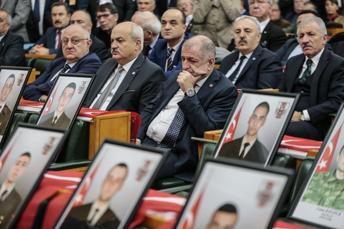 Meral Akşener kürsüden ağlayarak indi