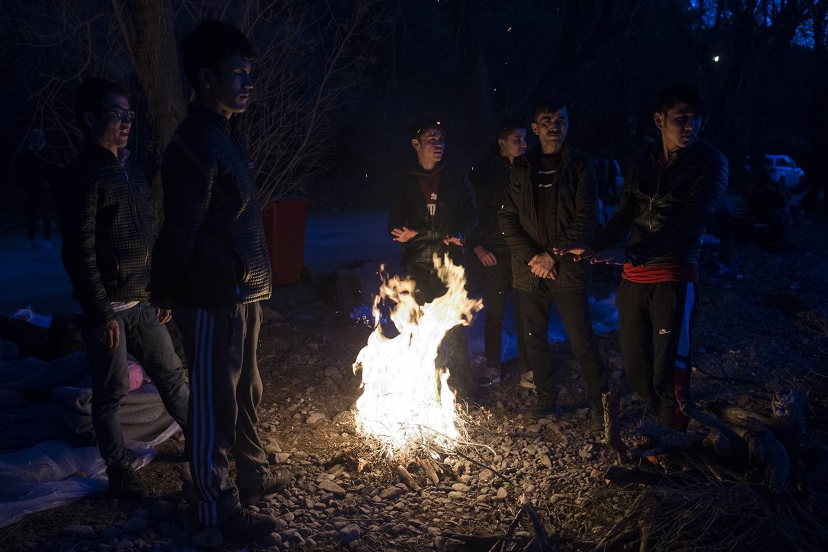 a Midilli'de göçmenler sahilde sabahlıyor