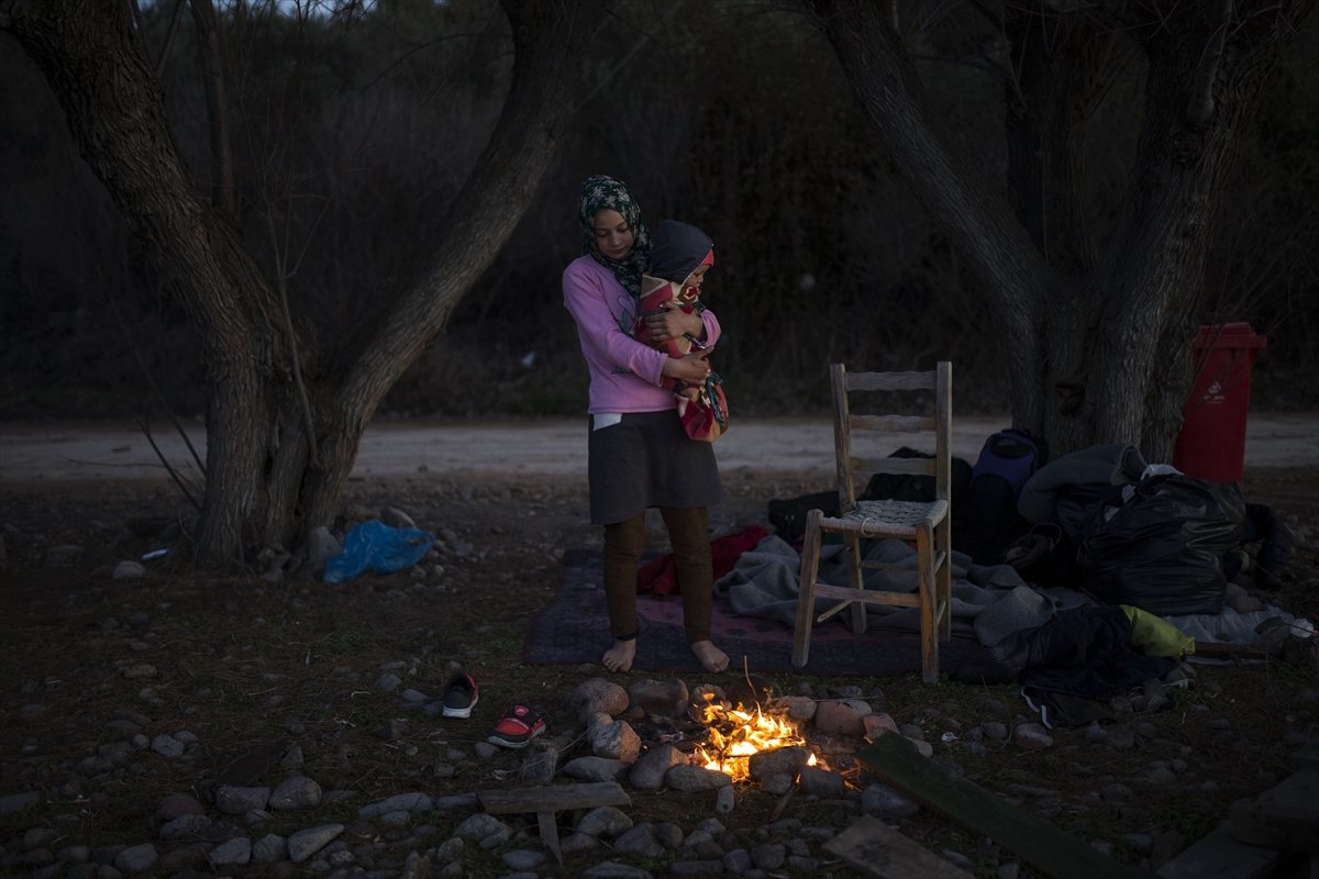 a Midilli'de göçmenler sahilde sabahlıyor