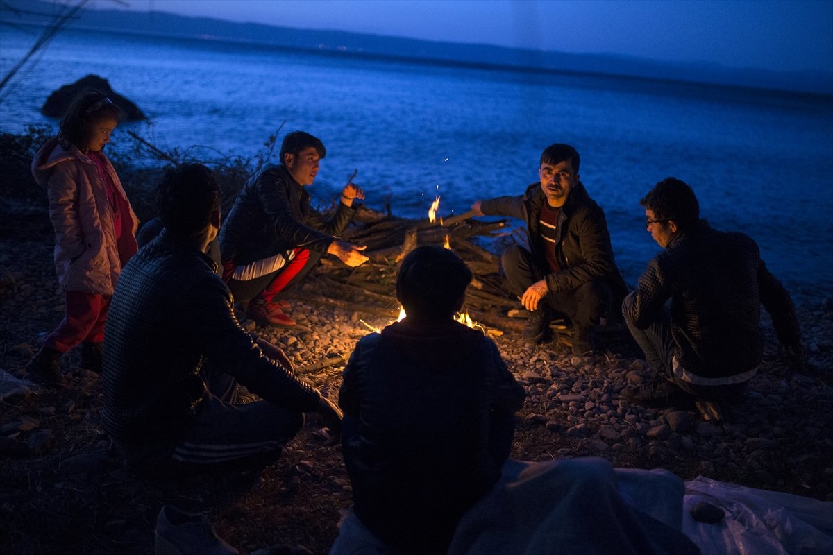 a Midilli'de göçmenler sahilde sabahlıyor