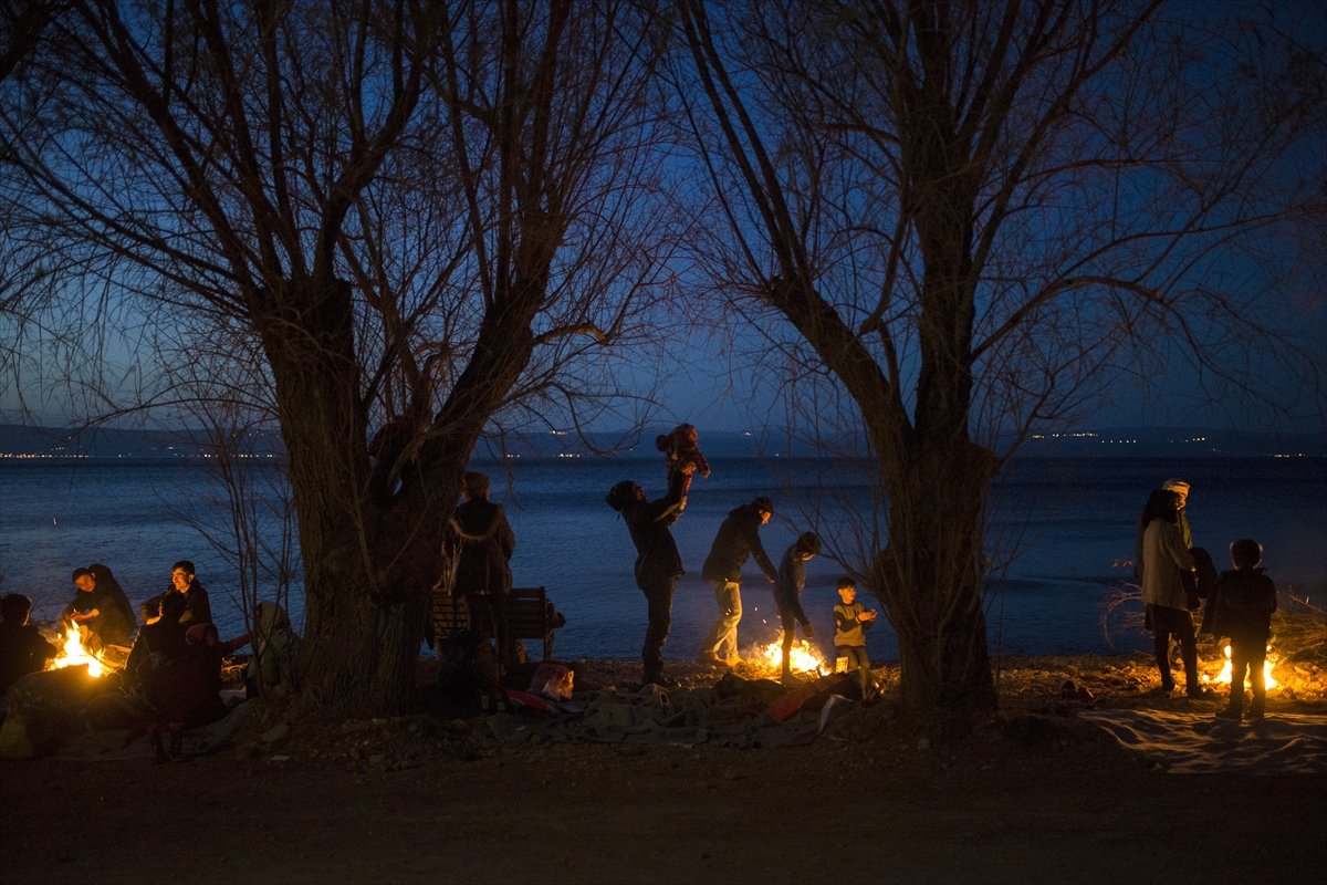 a Midilli'de göçmenler sahilde sabahlıyor
