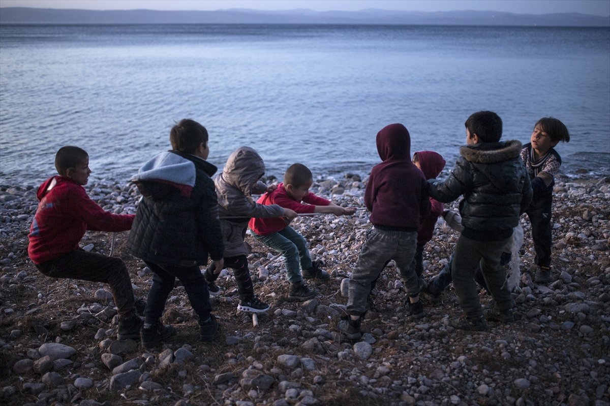 a Midilli'de göçmenler sahilde sabahlıyor