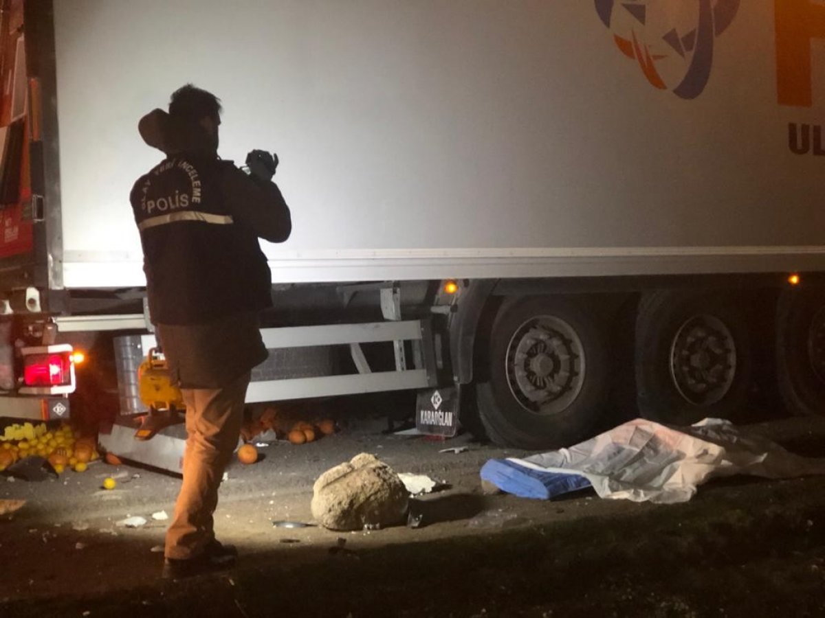 i Ankara'da yol kenarındaki tıra başka tır çarptı: 2 ölü