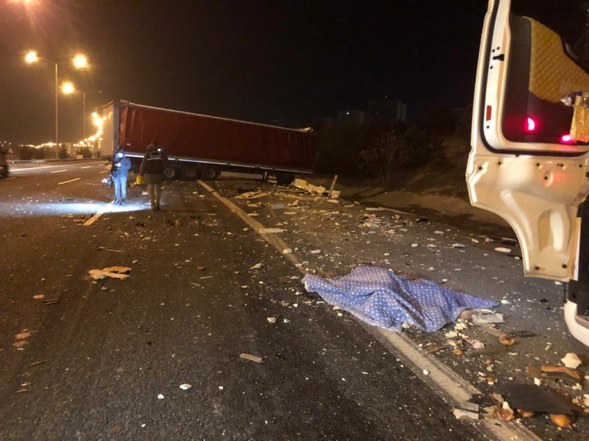 i Ankara'da yol kenarındaki tıra başka tır çarptı: 2 ölü