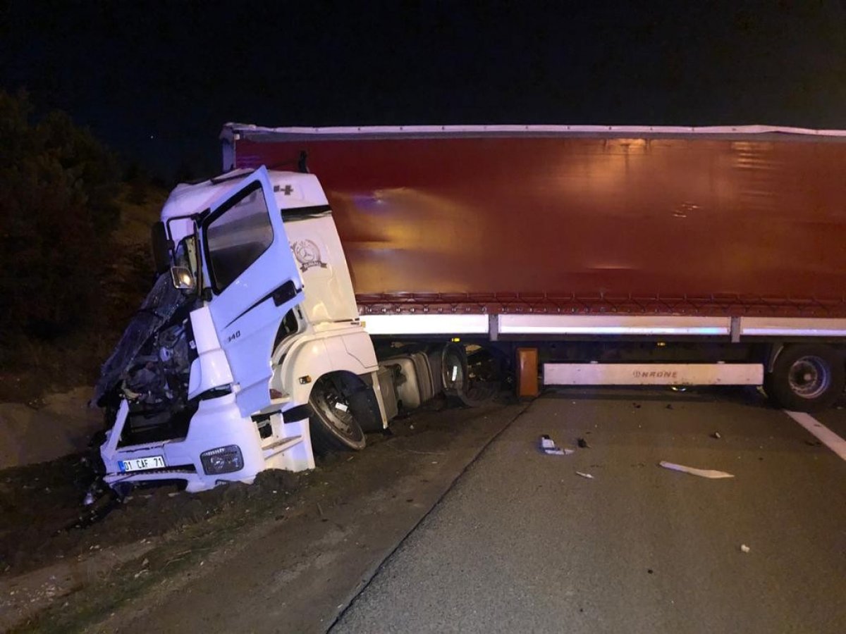 i Ankara'da yol kenarındaki tıra başka tır çarptı: 2 ölü