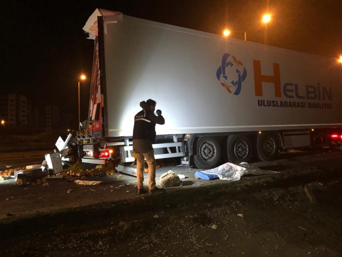 i Ankara'da yol kenarındaki tıra başka tır çarptı: 2 ölü