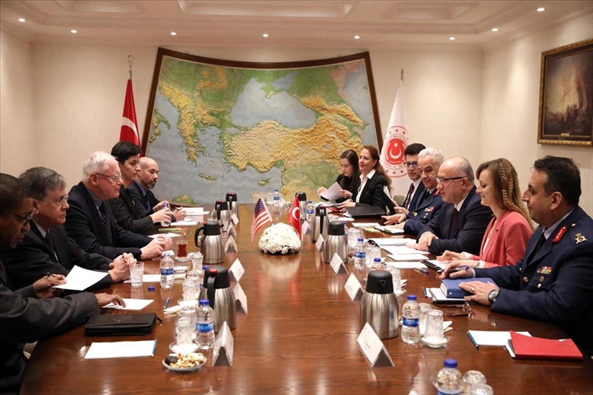 a Akar, Jeffrey ve Satterfield'i kabul etti