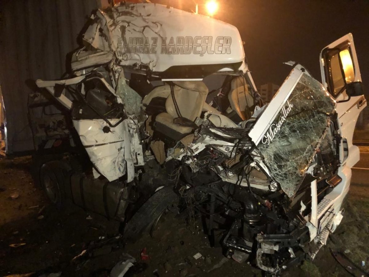 i Ankara'da yol kenarındaki tıra başka tır çarptı: 2 ölü