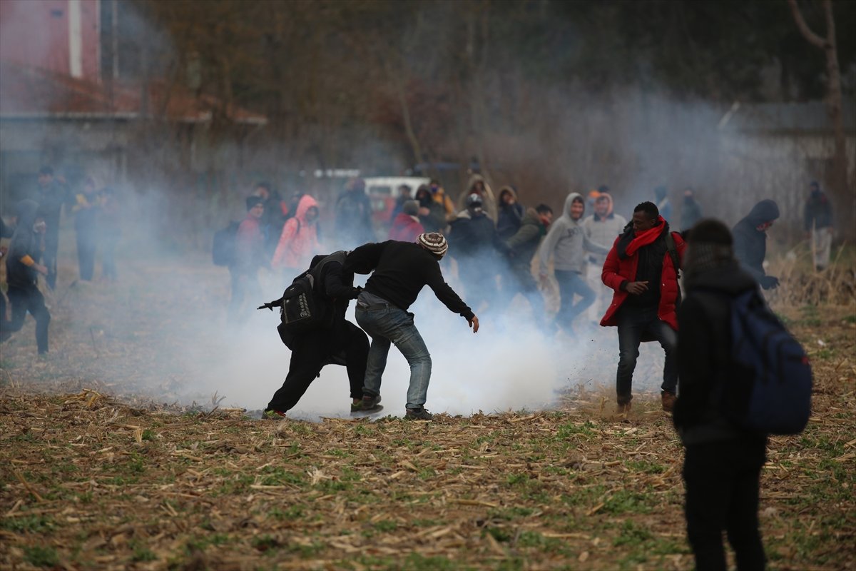 a Yunan askerleri mültecilere ateş açtı