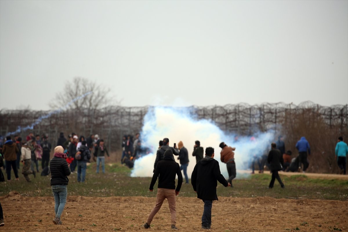 a Yunan askerleri mültecilere ateş açtı