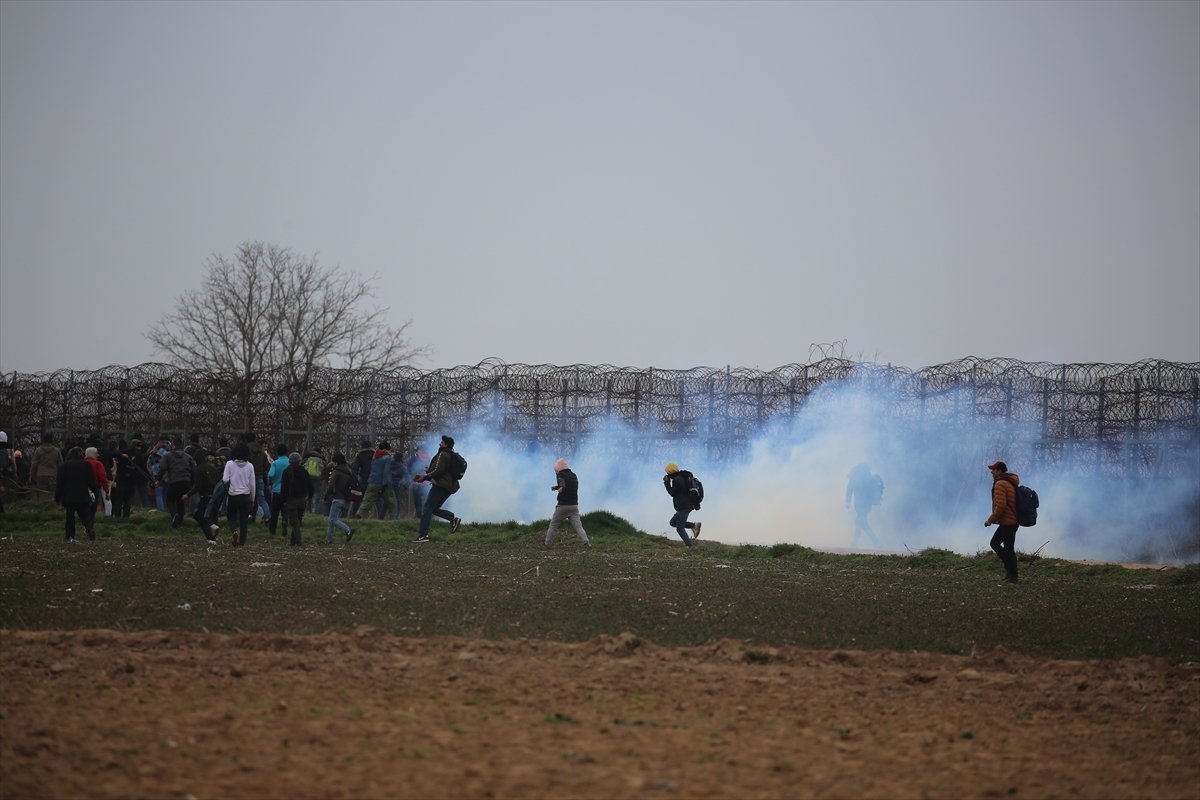 a Yunan askerleri mültecilere ateş açtı