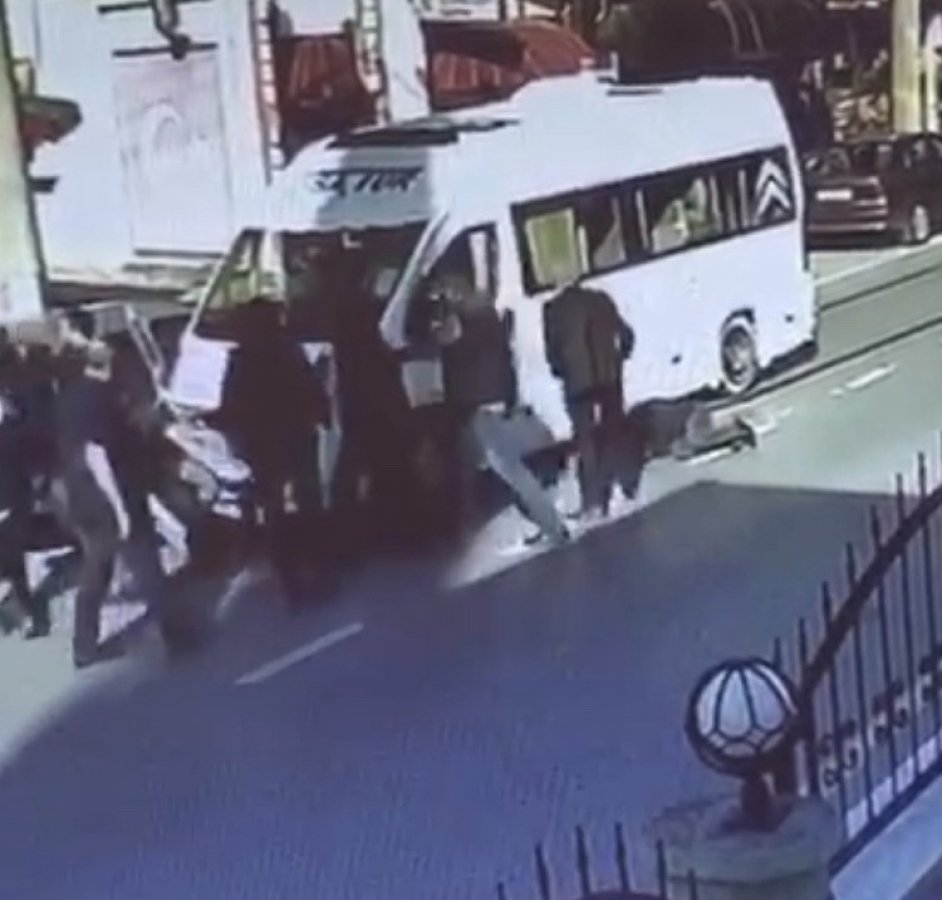 i Kaza yapan servis şoförüne tekme ve yumrukla saldırdı