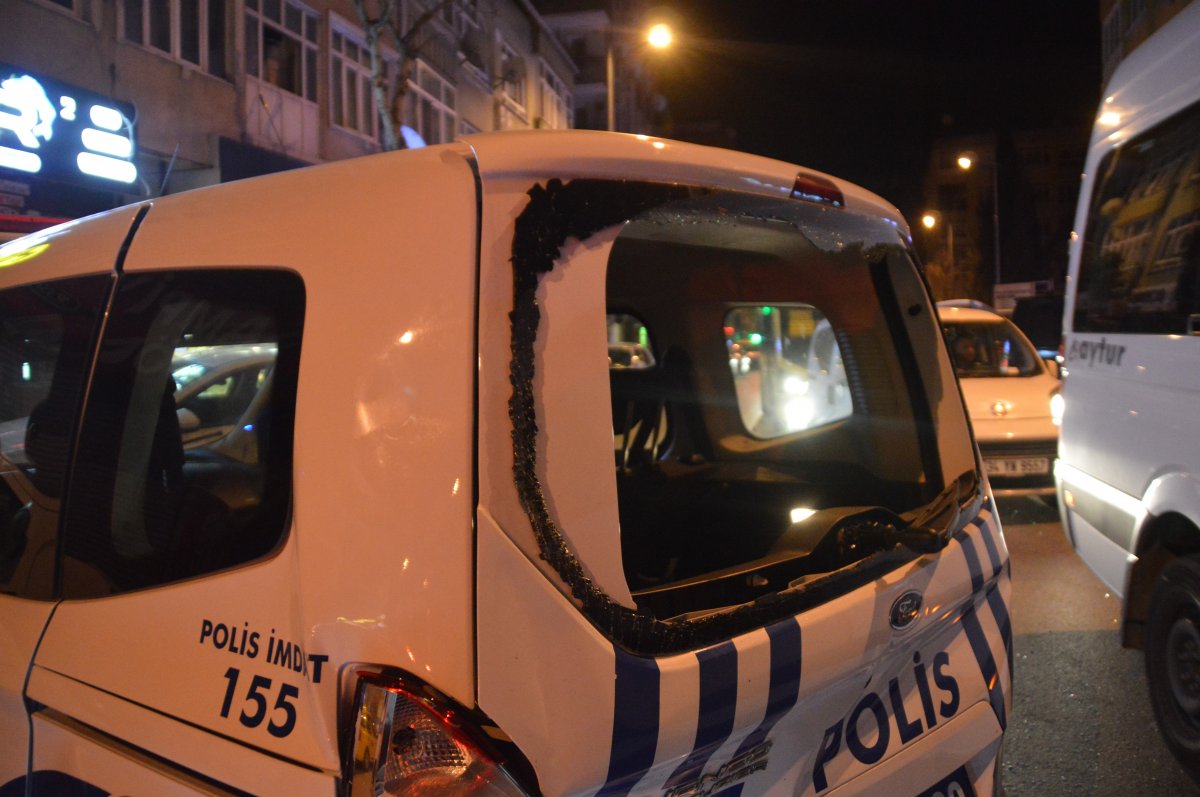 Polis aracına çarpan şahıslar kaçarken kaza yaptı